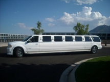 12-Passenger White Lincoln Navigator Stretch Limousine / ZA1454198966